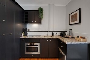 Réfrigérateur, four à micro-ondes, un four, surface de cuisson