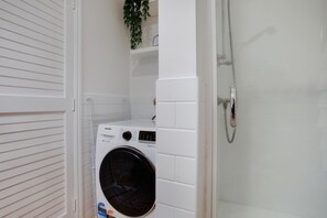 Een douche, een haardroger, handdoeken, zeep