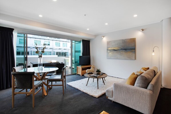 TV, stereo - Plush Princes Wharf | 2BR Luxury (Auckland)