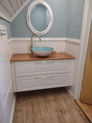 Shower, jetted bath, hair dryer, towels