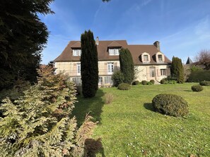 Exterior - Maison de la Source (Génis)