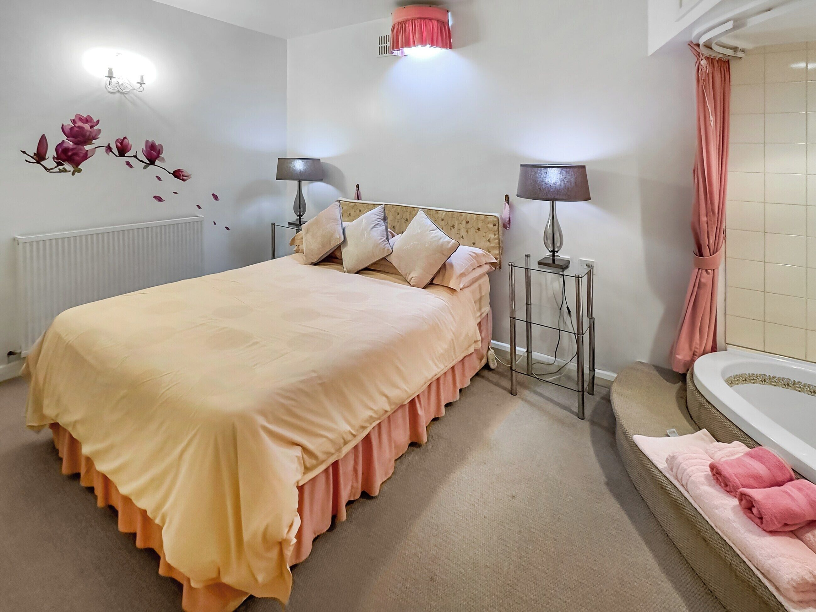 1 bedroom, WiFi (free), bed sheets