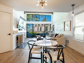 Televisio, takka, DVD-soitin, pöytäjalkapallopöytä