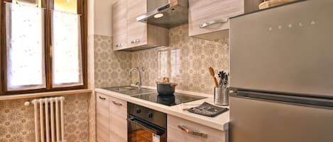 Fridge, oven, stovetop, coffee/tea maker
