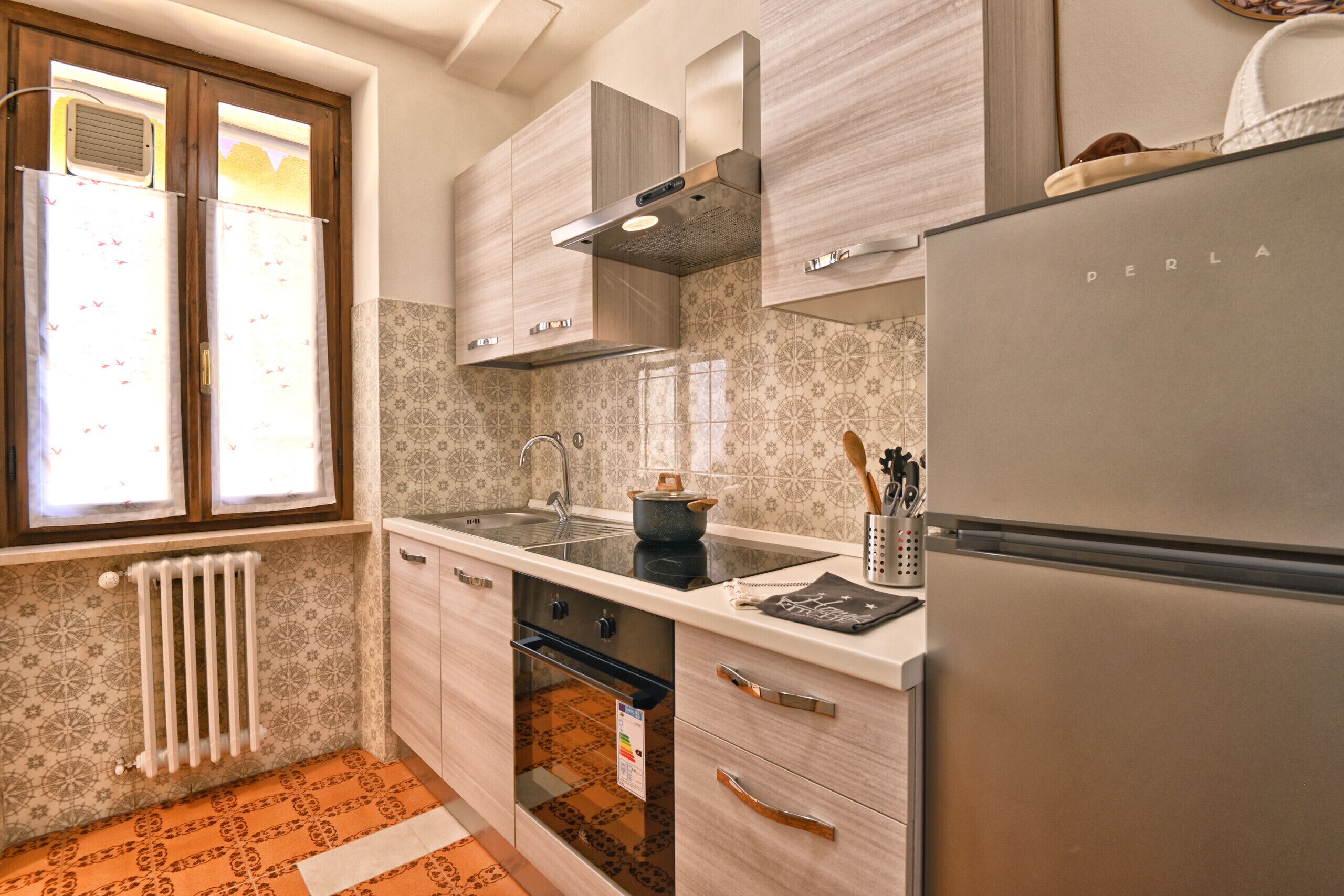 Kühlschrank, Ofen, Wasserkocher mit Kaffee-/Teezubehör, Wasserkocher