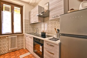 Kylskåp, ugn, kaffe- och tebryggare och vattenkokare