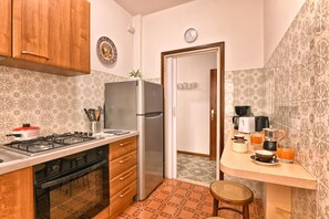 Fridge, oven, coffee/tea maker, electric kettle