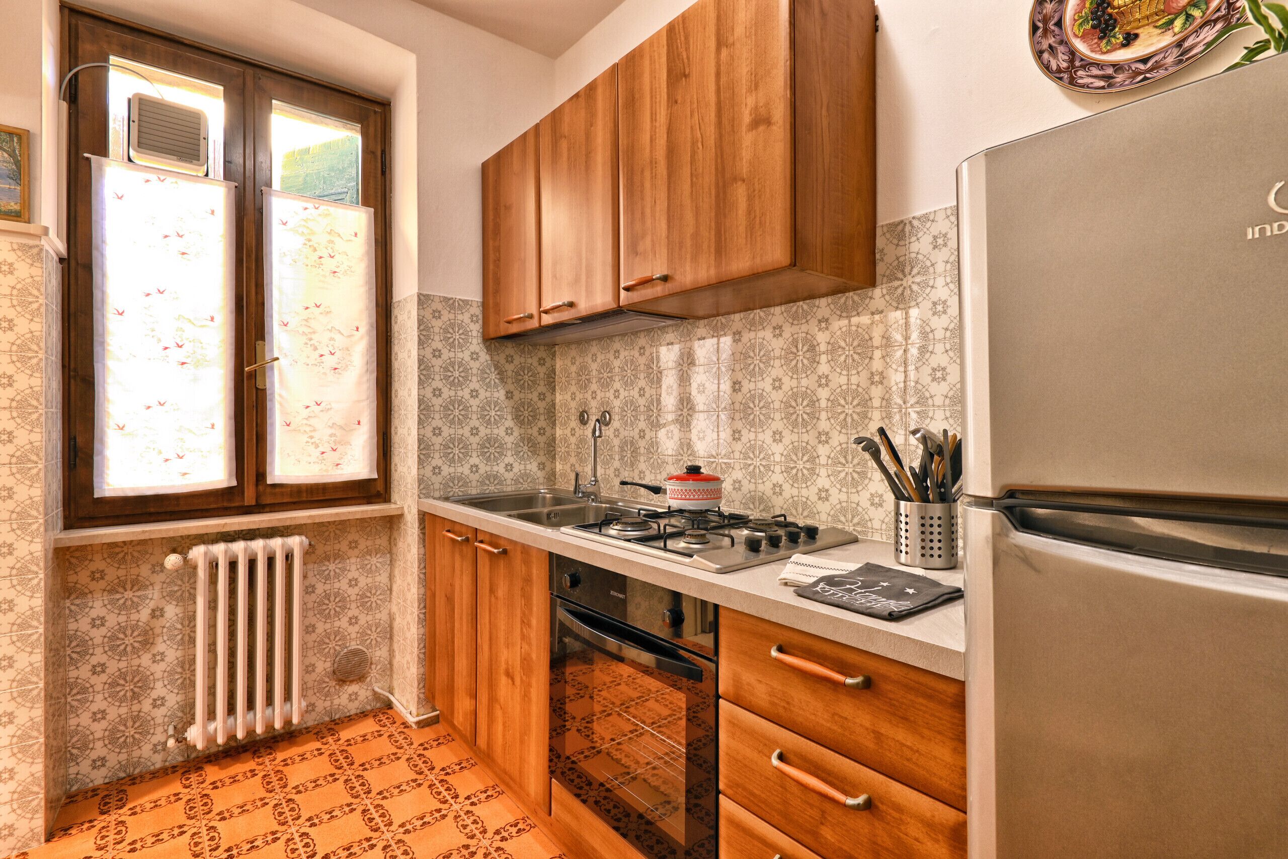 Kühlschrank, Ofen, Wasserkocher mit Kaffee-/Teezubehör, Wasserkocher