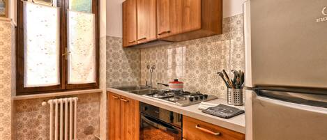 Fridge, oven, coffee/tea maker, electric kettle