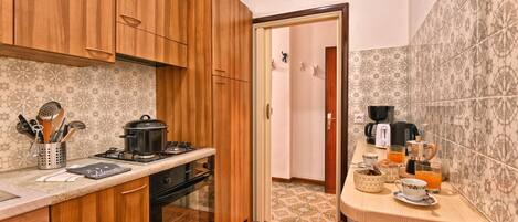 Fridge, oven, coffee/tea maker, electric kettle