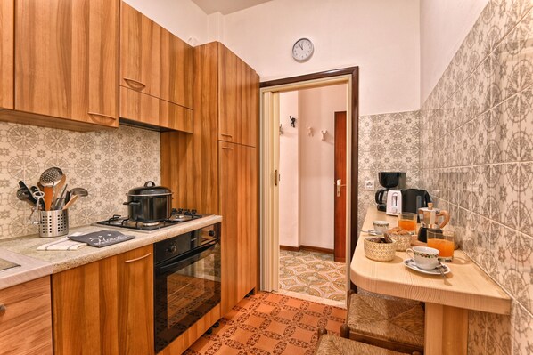 Fridge, oven, stovetop, coffee/tea maker