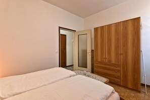 WiFi (無料)、ベッドシーツ