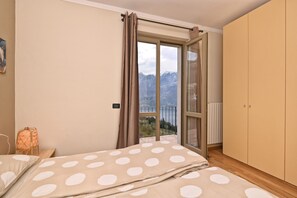 2 bedrooms, free WiFi, bed sheets - Casa Azzurro Lago by Theater Home - with marvellous lake view (Tignale)