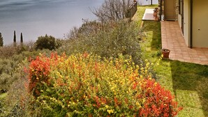 Une maison dotée d’un balcon donnant sur un lac et des montagnes.