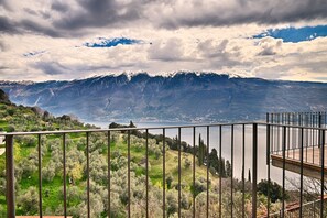 Property grounds - Casa Azzurro Lago by Theater Home - with marvellous lake view (Tignale)
