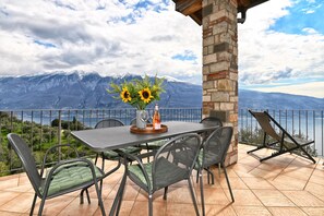 Outdoor dining - Casa Azzurro Lago by Theater Home - with marvellous lake view (Tignale)