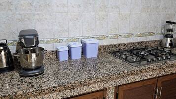 Réfrigérateur, micro-ondes, plaque de cuisson, blender