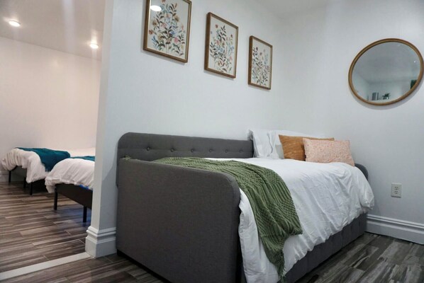 1 habitación, tabla de planchar con plancha, wifi gratis y ropa de cama 