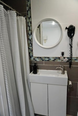 Hair dryer, towels, soap, shampoo - Cozy studio with 1 bedroom, 15 mins away from NYC  (Union City)