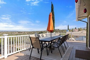 Outdoor dining - Luxury Three Bedroom Home with Amazing Views Near Sedona & Wineries (Cottonwood)