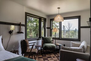 1 habitación, caja de seguridad en la habitación y escritorio 