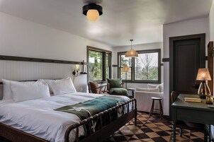 1 多间卧室、客房内保险箱、办公桌、笔记本电脑工作区