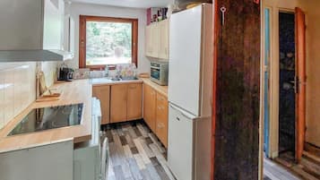 Jääkaappi, mikroaaltouuni, uuni, liesi