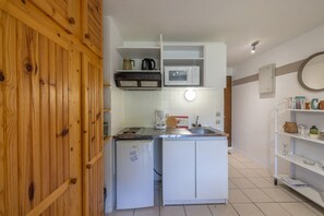 Refrigerador, microondas, placa de cocina, cafetera/tetera