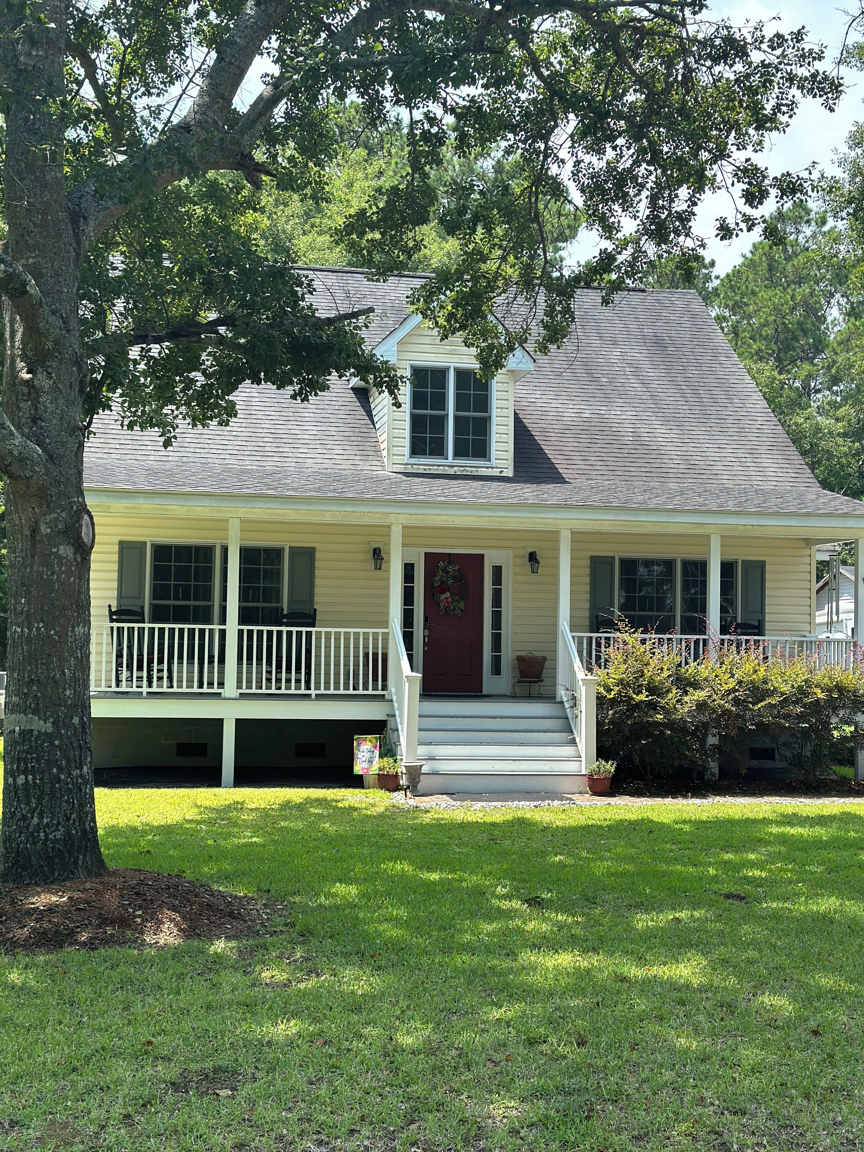 Spacious, cozy 5 br 3 ba in the much sought after neighborhood of Murrells Inlet