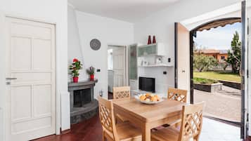 apartman, kilátással a kertre | Nappalirész | Tévé és kandalló