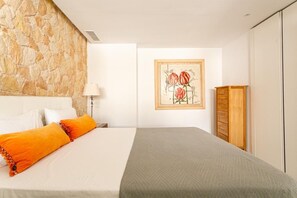 1 bedroom, in-room safe, iron/ironing board, free WiFi