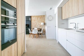 Frigorifero, microonde, forno, piano cottura