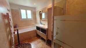 Secador de cabelo, toalhas de banho, sabonete, papel higiênico