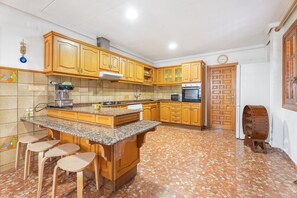 Frigorífic, microones, forn i placa de cuina