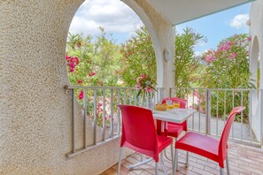 Outdoor dining - Studio with Terrace Steps from the Beach in La Grande Motte (La Grande-Motte)