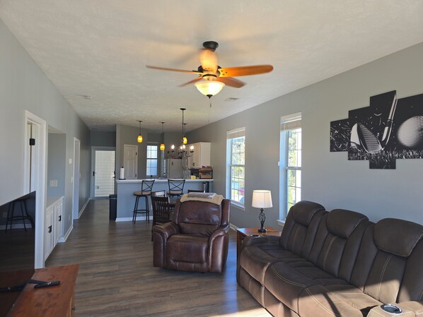 Smart TV - Cozy 2-bedroom 2nd floor condo with golf course fairway views in Myrtle Beach (Myrtle Beach)