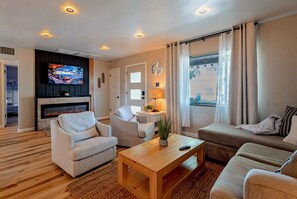 Smart TV, lareira, livros, escritórios