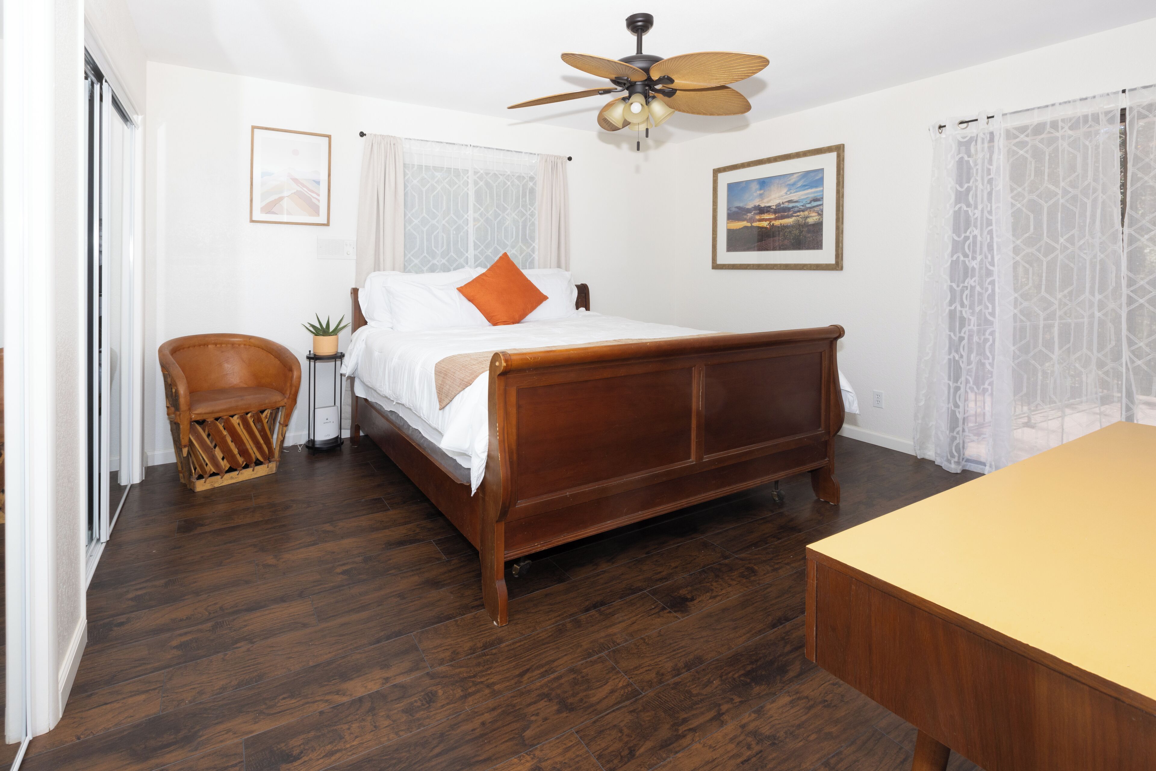 5 soverom, skrivebord, strykejern/-brett og wi-fi (inkludert)