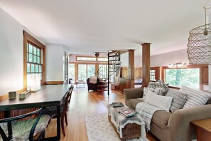 电视、壁炉、书