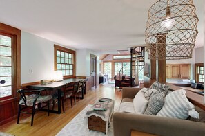 Televisión, chimenea y libros 