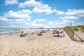 Una spiaggia nelle vicinanze