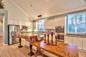 Private kitchen - Exotic Northshire Single story home (Penicula)