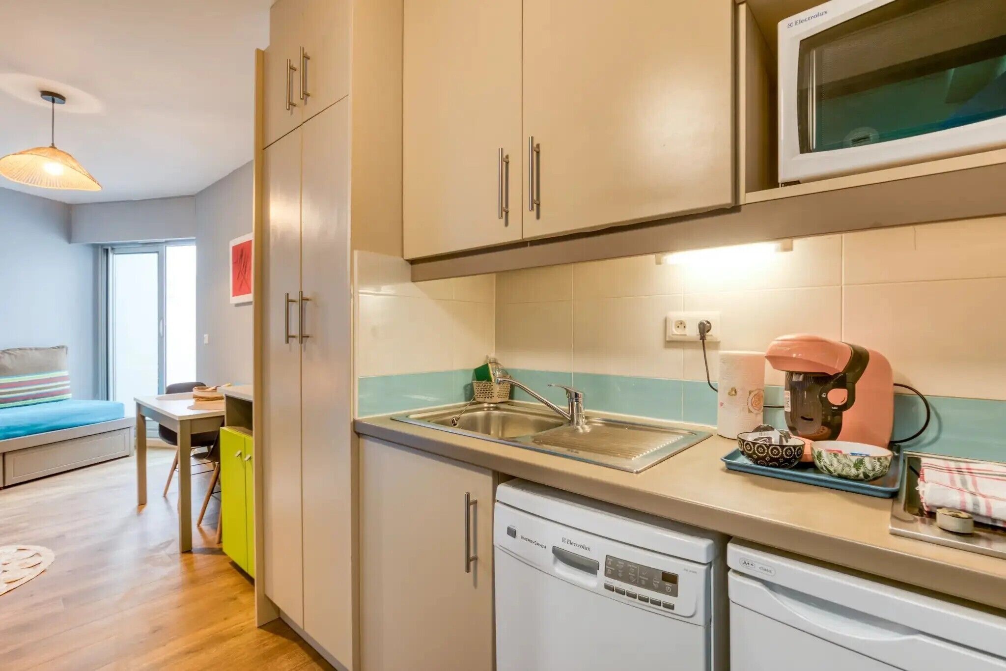 Fridge, microwave, stovetop, dishwasher