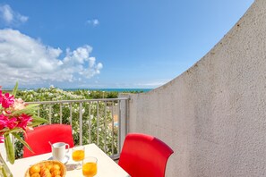 Outdoor dining - Studio with Sea View Terrace on the Beach in La Grande Motte (La Grande-Motte)