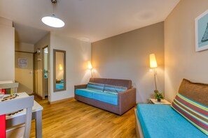 TV - Studio with Private Terrace, Parking & Wi-Fi on the Beach (La Grande-Motte)