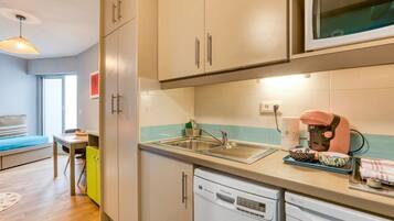 Fridge, microwave, stovetop, dishwasher