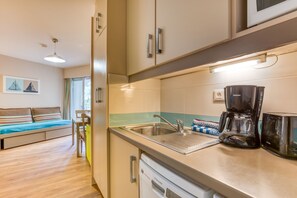 Kühlschrank, Mikrowelle, Herdplatte, Geschirrspüler