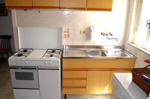Frigorifero, forno, piano cottura, pentole/stoviglie/utensili