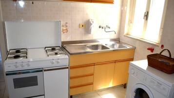 Frigorifero, forno, piano cottura, pentole/stoviglie/utensili