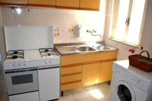 Frigorifero, forno, piano cottura, pentole/stoviglie/utensili
